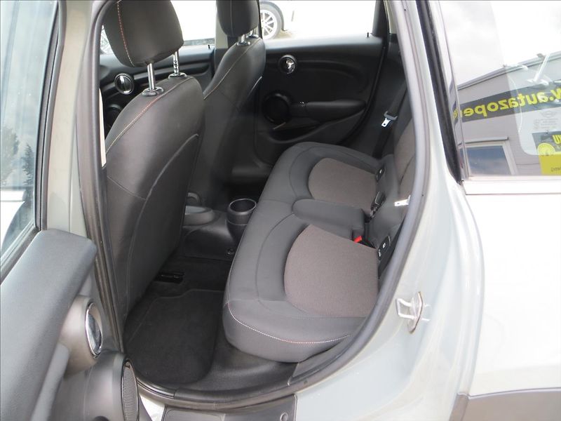 Mini Cooper 1,5 100kW CZ DPH Klima,Tempo - fotka 20 z 21