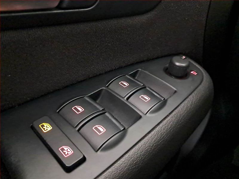 Audi A4 (2007) 2.0 TDI, nová STK - fotka 16 z 17