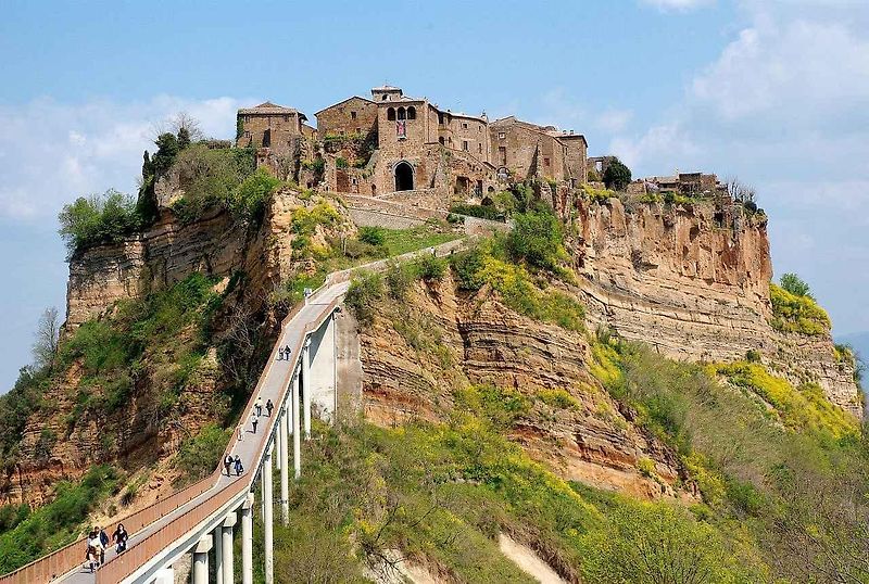 Most vedoucí do města Civita di Bagnoregio.