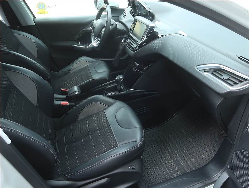 Peugeot 2008 (2017) Style 1.2 PureTech, Automat - fotka 9 z 15