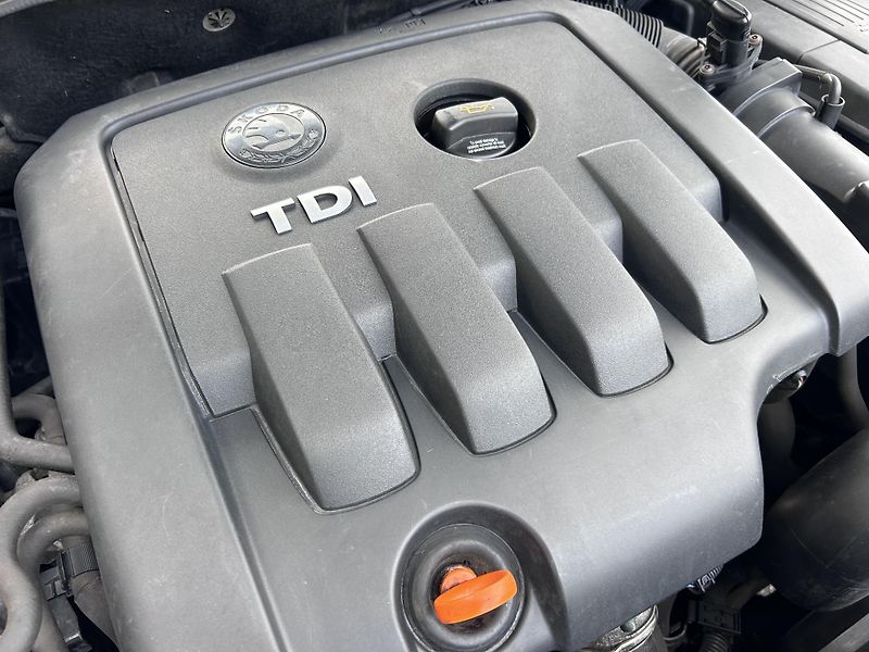 Škoda Octavia 2.0 TDI Elegance - fotka 28 z 34
