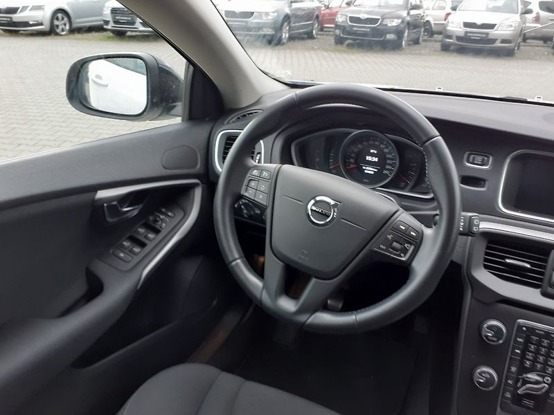 Volvo V40 (2018) 2.0 D CROSS COUNTRY - fotka 8 z 32