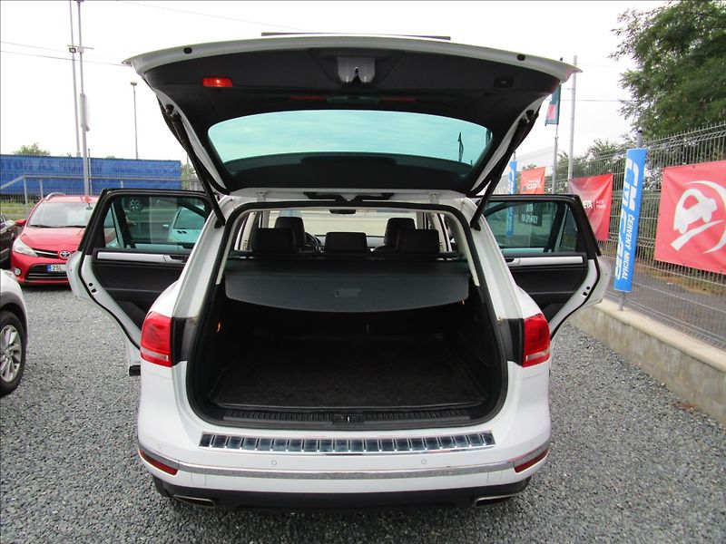 Volkswagen Touareg 3.0TDi V6  R-Line, 4x4, Bi-Xen - fotka 37 z 48