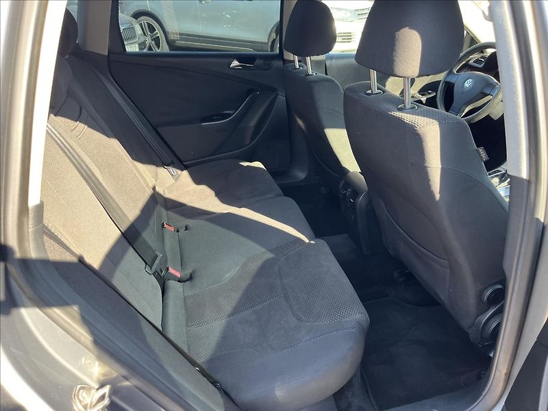 Volkswagen Passat Variant 2,0 TDi DSG KLIMA SERVIS - fotka 13 z 32