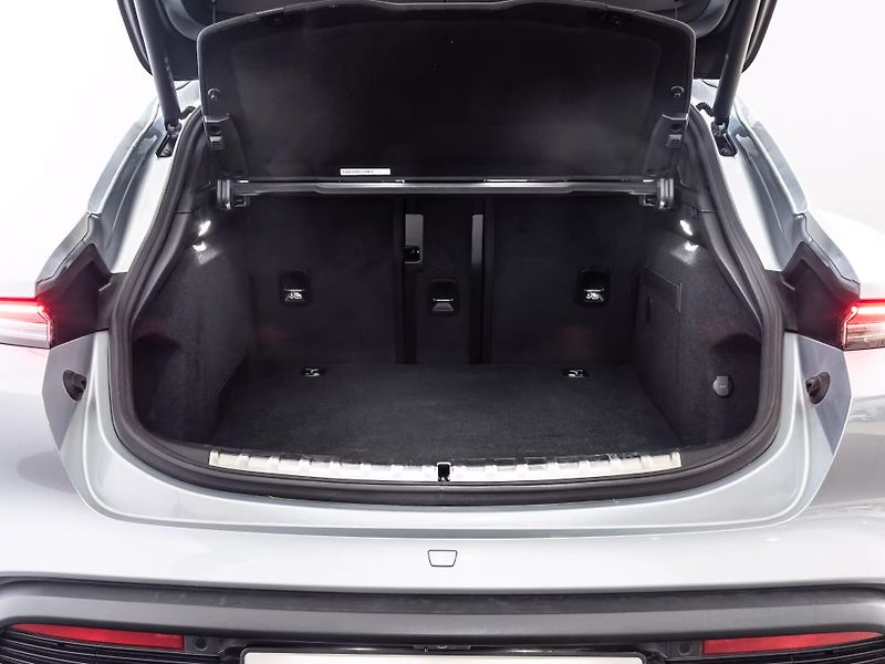 Porsche Taycan GTS Sport Turismo HuD Inno Ven - fotka 20 z 20