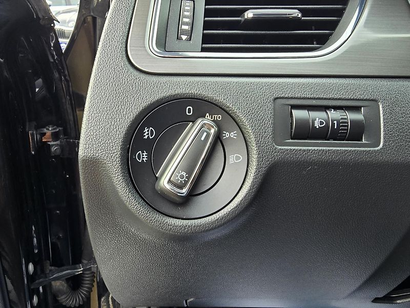 Škoda Rapid TSI 81KW XENON NAVi KAMERA 1Ma - fotka 13 z 29