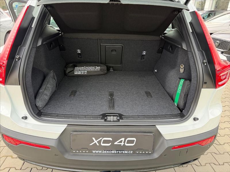 Volvo XC40 2,0 Plus B3 Black Edition 3760 - fotka 12 z 14