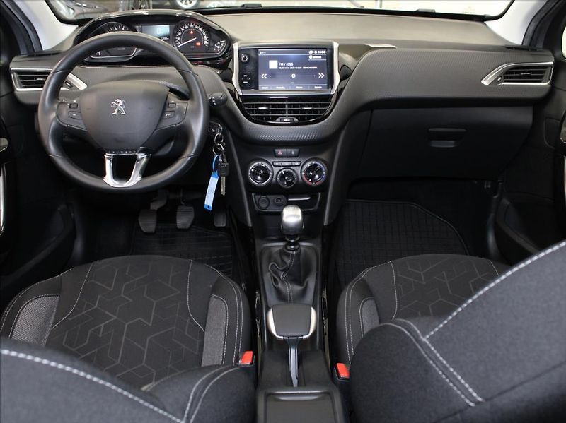 Peugeot 2008 1,2 PT 81kW 62tkm. 1.maj.ČR - fotka 8 z 18
