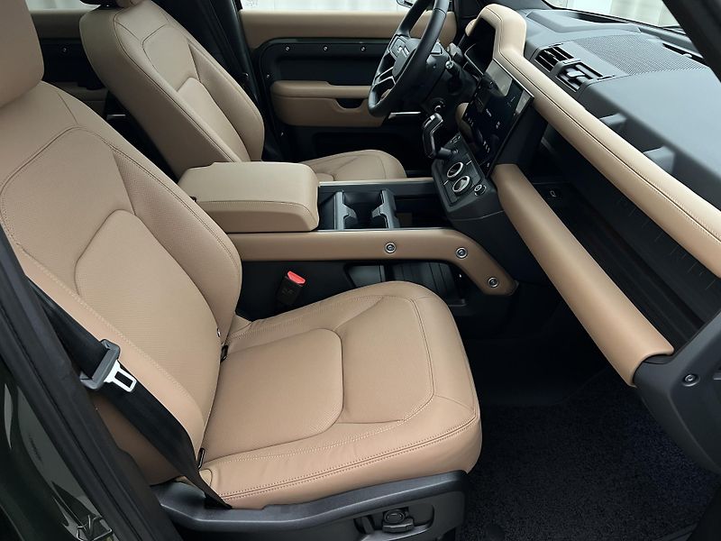 Land Rover Defender 110 D350 X-DYNAMIC REZERVACE - fotka 17 z 51
