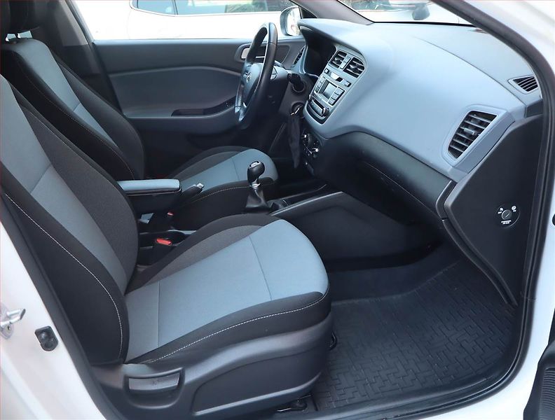 Hyundai i20 (2016) 1.2 - fotka 9 z 15