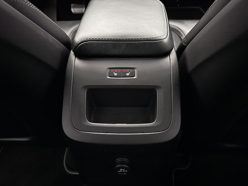 Volvo XC60 T8 AWD RECHARGE R-DESIGN AUT - fotka 29 z 51