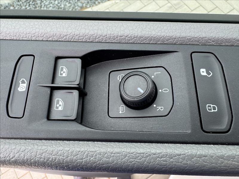 Volkswagen Transporter 2,0 TDI L1H1 DPH 1.maj původČR - fotka 30 z 50