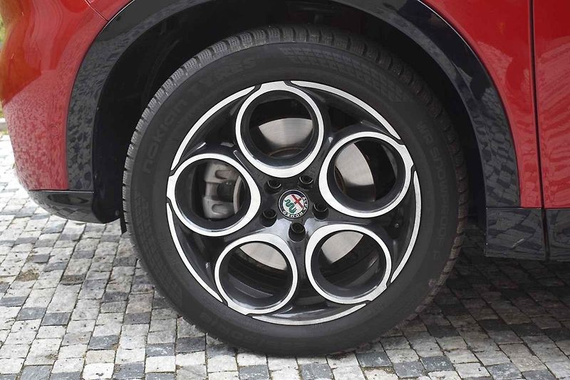 Alfa Romeo Tonale umí zaujmout. Jak vzhledem, tak jízdními vlastnostmi