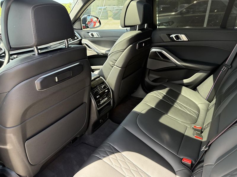 BMW X6 (2024) 30XD 210kW M-PAKET R22 BLACK!! - fotka 24 z 57