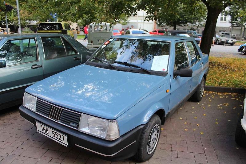 V severočeském Litvínově se uskutečnil premiérový Autofest. Na snímku je luxusní Porsche 911 Spirit.
