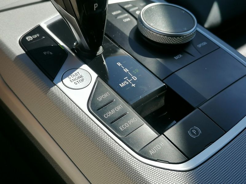 BMW Řada 3 (2022) 2.0 318D A/T Kůže - fotka 12 z 34
