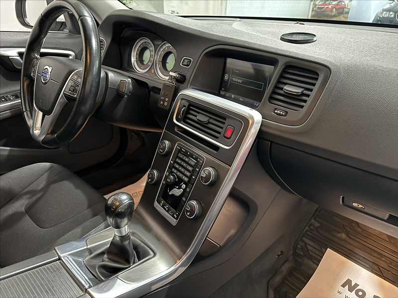 Volvo S60 1,6   T3 SUMMUM XENON BLIS - fotka 21 z 33