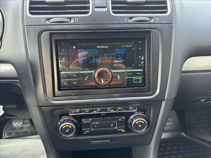 Volkswagen Golf 1,6 MPI bez koroze - fotka 16 z 21
