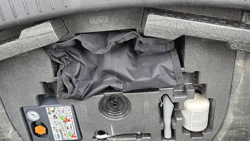 Ford Kuga 2.0TDCIi TITANIUM  110KW 1MAJ. - fotka 16 z 43