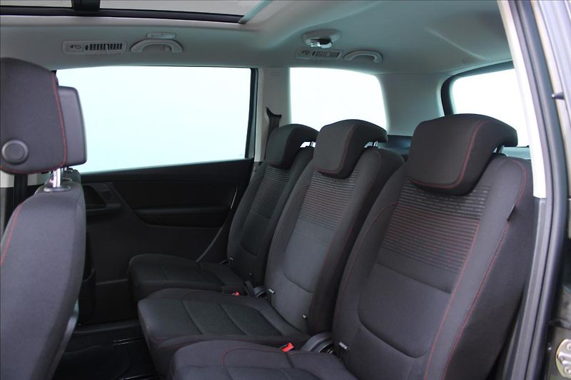Volkswagen Sharan 2.0 TDI / 135kW / DSG / SOUND - fotka 36 z 49