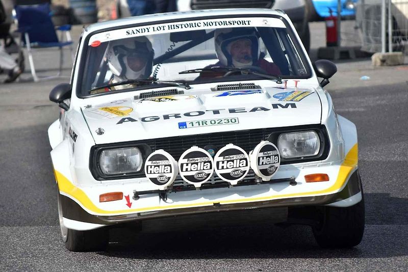 Auto na závodní dráze autodromu Sosnová
