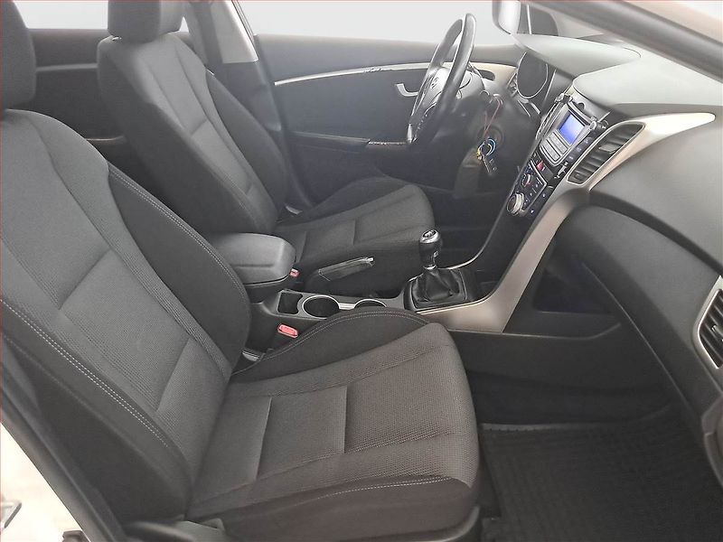 Hyundai i30 (2014) Trikolor 1.6 MPI, Tempomat - fotka 9 z 17