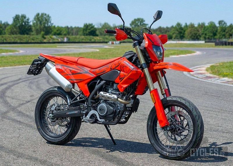 QJ Motor (2026) COV 125 Super Motard - Skladem - fotka 4 z 18
