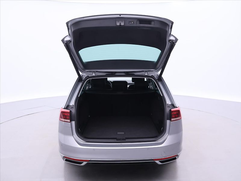 Volkswagen Passat 2,0 TDI 140kW DSG Elegance DPH - fotka 9 z 41