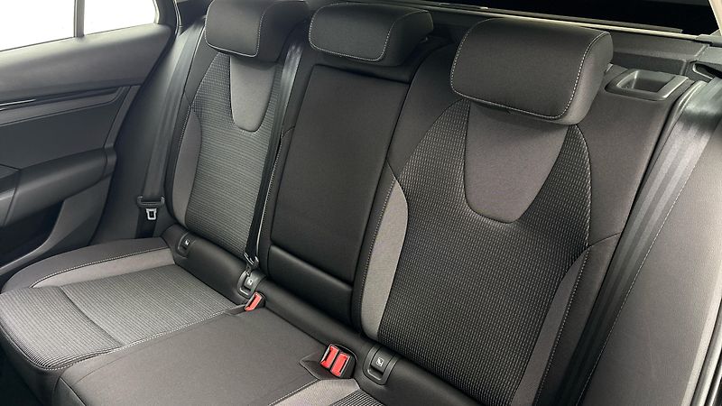 Škoda Octavia 2.0 TDI Ambition Combi - fotka 16 z 23