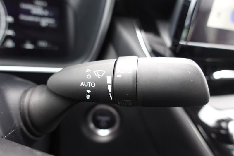 Toyota Corolla 1,8HSD Comfort Tech - fotka 26 z 31