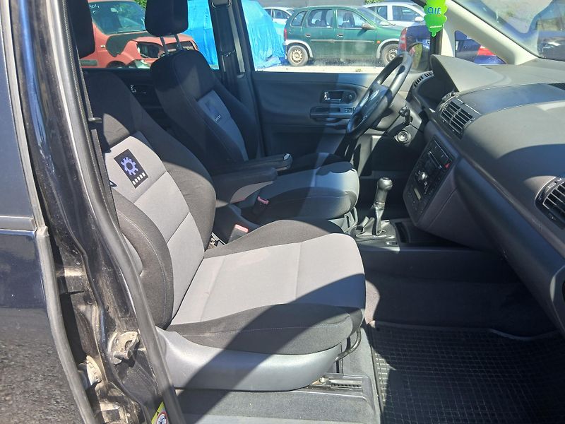 Volkswagen Sharan 2.0 TDI, 7 míst, tažné - fotka 28 z 35