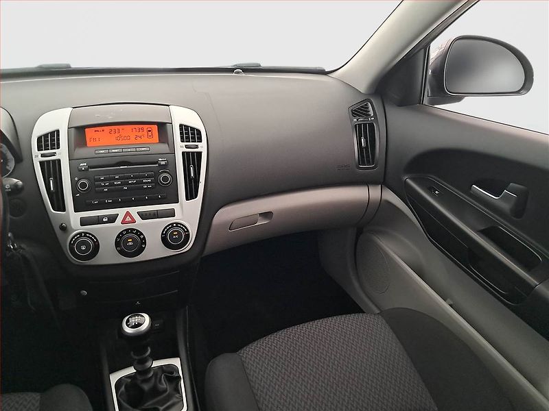 Kia Ceed (2010) 1.6 CRDi - fotka 8 z 17