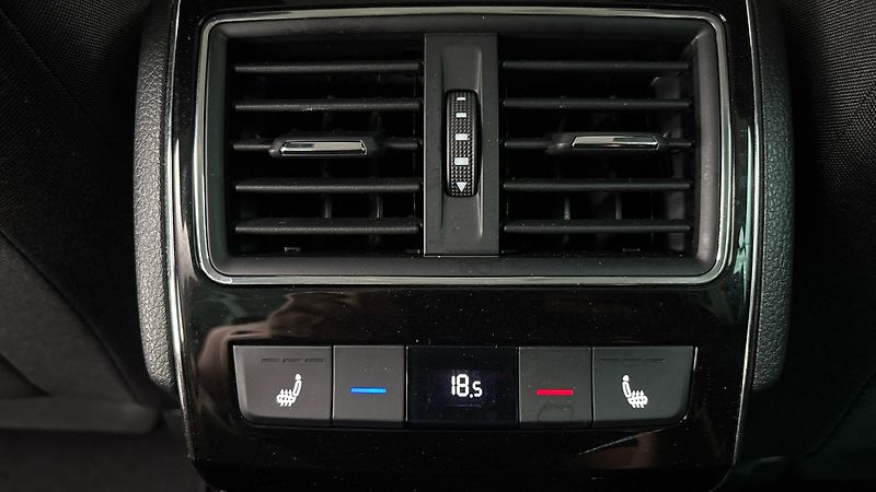 Škoda Superb 2.0 TDI DSG Ambition Combi - fotka 20 z 26