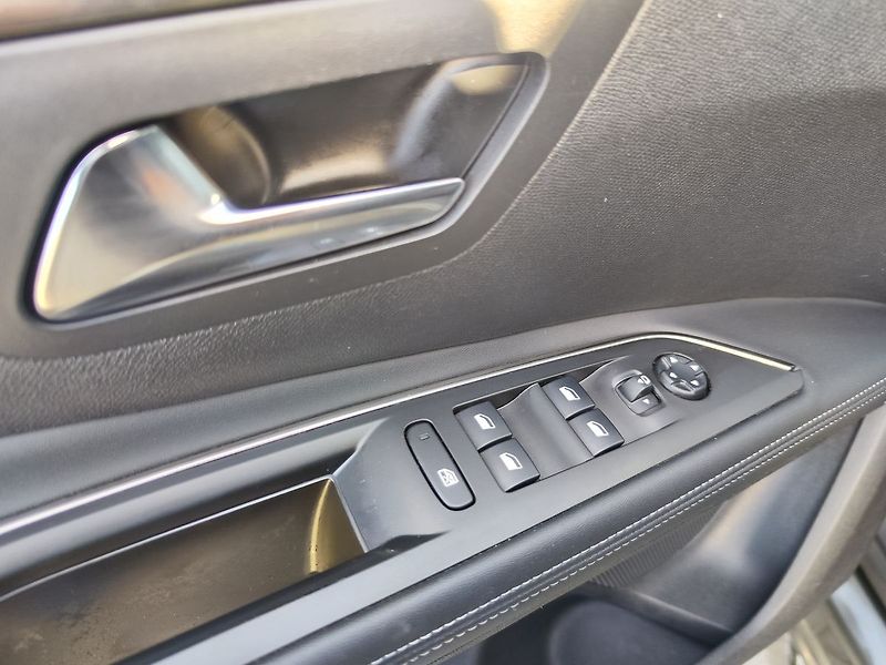 Peugeot 5008 1.2 PureTech/96kW Allure AT - fotka 32 z 34