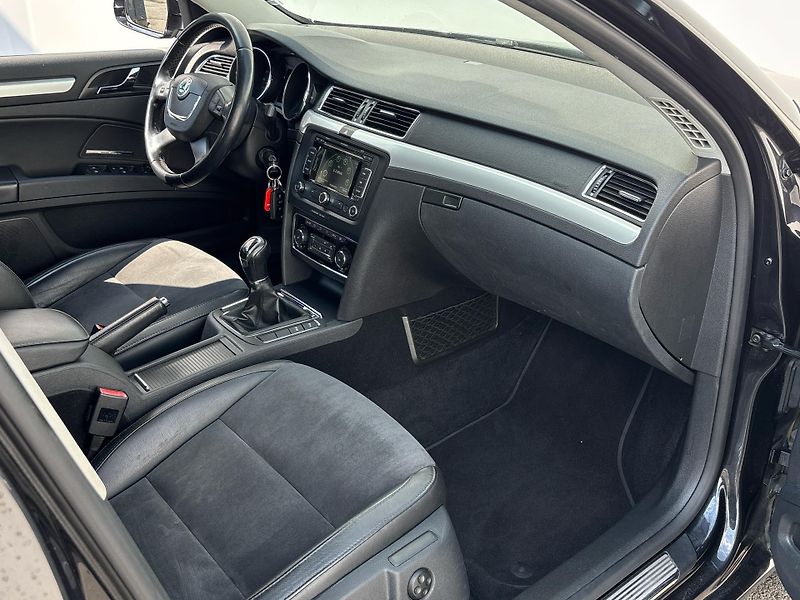 Škoda Superb ELEGANCE - fotka 9 z 29