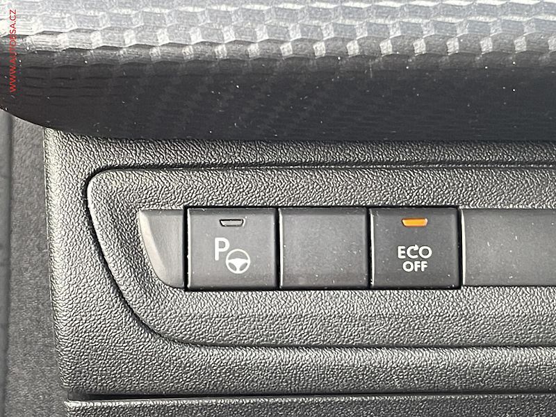 Peugeot 2008 (2018) 1.2 PT, Allure, AT, panor - fotka 16 z 18