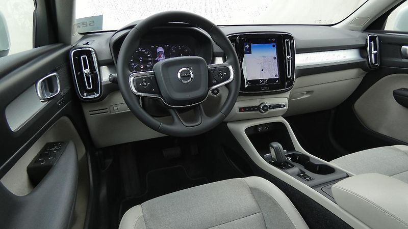 Volvo XC40 D3 Drive-E AWD Momentum - fotka 5 z 22