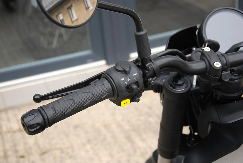 Royal Enfield (2026) Guerrilla 450 Apex Black - fotka 18 z 25