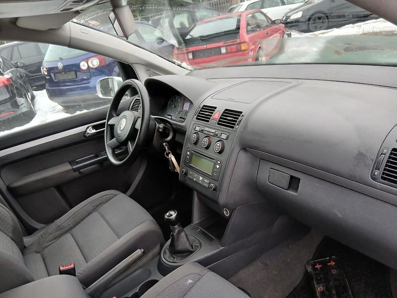Volkswagen Touran 1.6 FSI, ALU - fotka 21 z 27