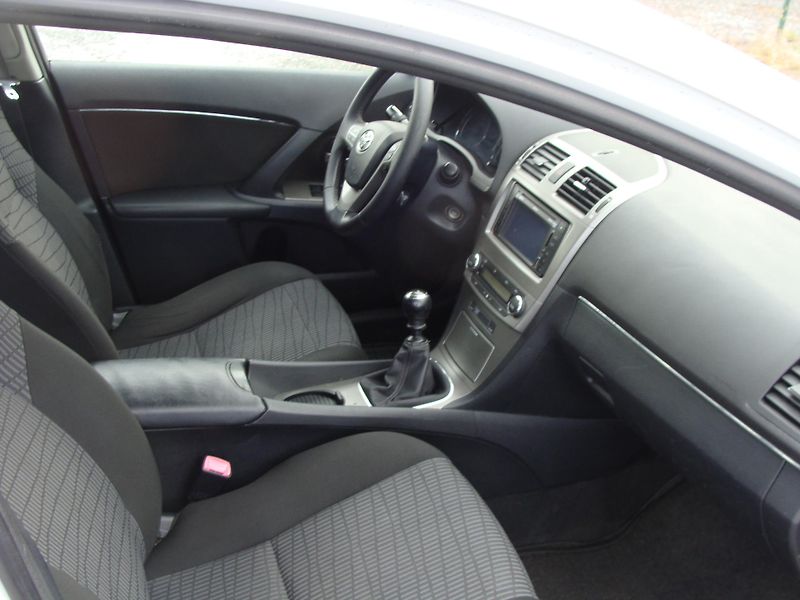 Toyota Avensis 2.0 D-4D, 93 kW,klima,p.kamera - fotka 13 z 30