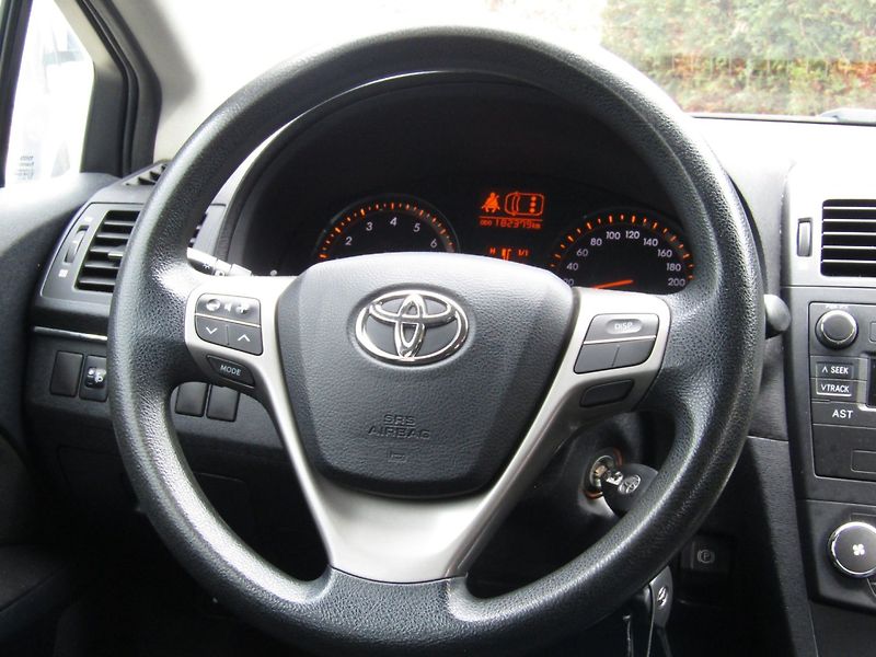 Toyota Avensis (2010) 1.6 16V  97kW  ZIMNÍ PNEU - fotka 16 z 37