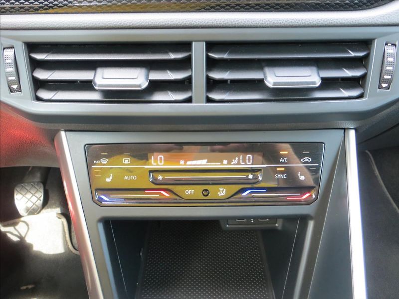 Volkswagen Polo 1,0 TSI 70kW Virtual+Digiklima - fotka 13 z 21