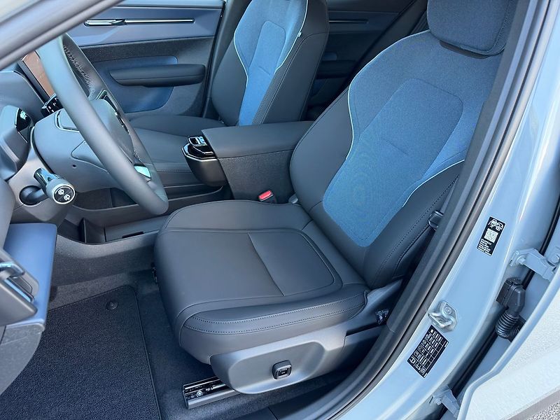 Volvo EX30 (2026) PLUS, BLACK EDITION P5, FULL L - fotka 9 z 21