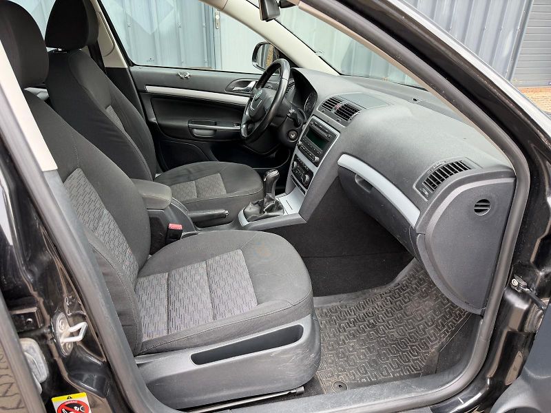 Škoda Octavia 1,6 TDI Ambiente Combi  - fotka 17 z 21