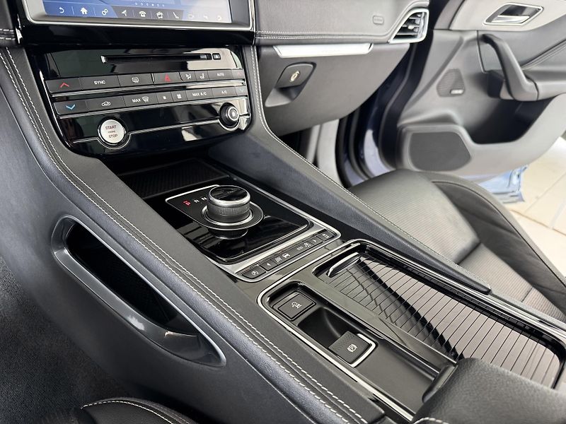 Jaguar F-Pace 30d S*AWD*Max.Výb*REZERVACE! - fotka 27 z 43