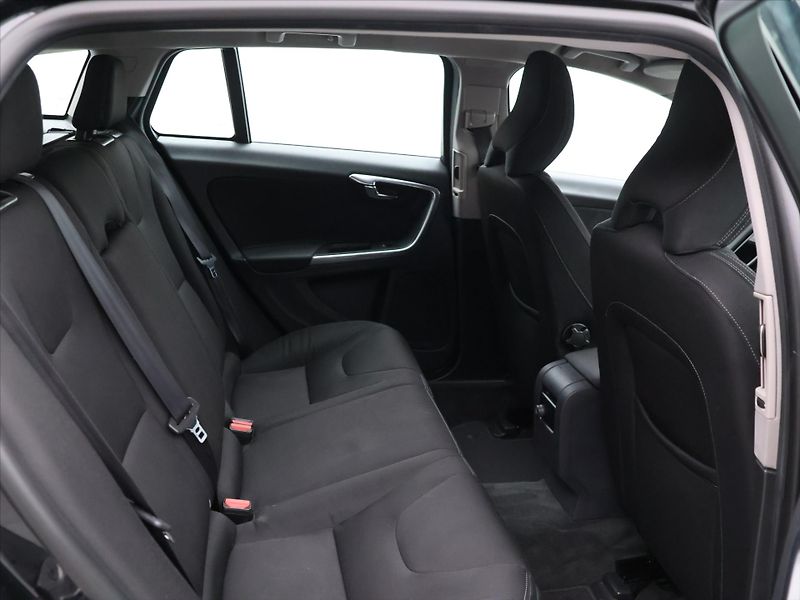 Volvo V60 1,6 D2 84kW Kinetic - fotka 13 z 33