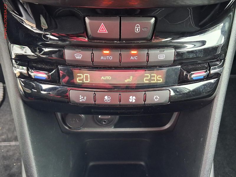 Peugeot 2008 (2017) 1.2PT, ČR, servis.kniha - fotka 18 z 20