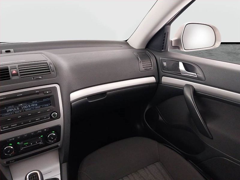 Škoda Octavia (2011) Elegance 1.4 TSI, Serv.kniha - fotka 8 z 20