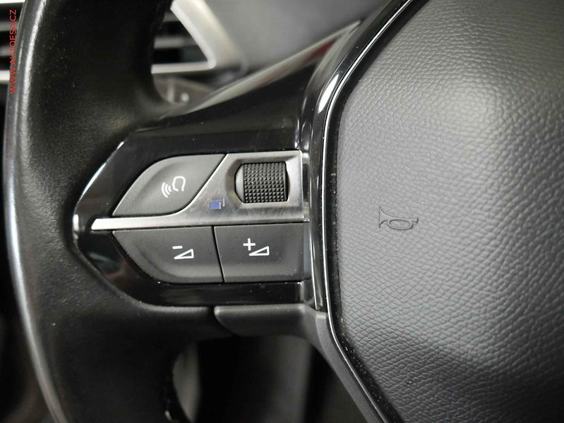 Peugeot 5008 (2022) 1.2 PT, 1.maj,ČR, Allure - fotka 20 z 23