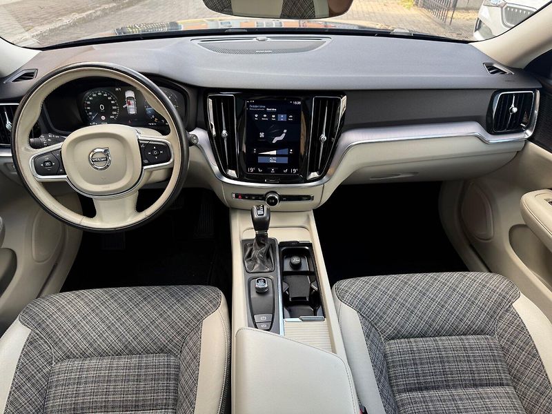 Volvo V60 (2018) D4 Momentum - Automat - 140 kW - fotka 8 z 28